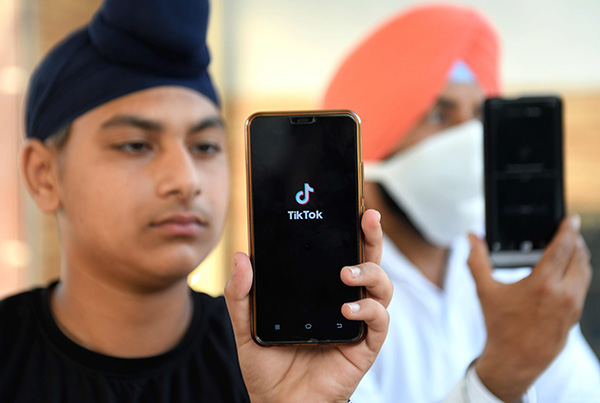 2020年6月30日，印度班加罗尔，智能手机用户浏览视频分享应用程序“TikTok”。人民视觉  资料图