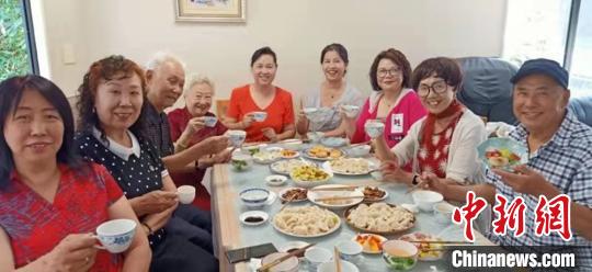 中国侨网新西兰华侨华人联合会春节期间走访慰问社区80岁以上的独居老人。受访者供图