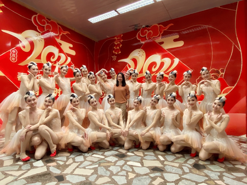2月11日下午，佟睿睿在微博上传了与《朱鹮》主演们在央视春晚的彩排后台合照。