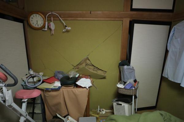 这是2月15日在日本福岛县二本松市拍摄的迟耒家中破裂的墙壁。新华社记者 杜潇逸 摄