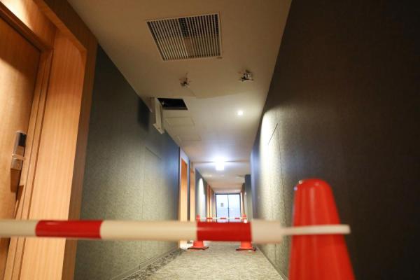 这是2月15日在日本福岛县相马郡拍摄的韩秋月经营的酒店内部，部分天花板出现裂痕，已隔离禁止通行。新华社记者 杜潇逸 摄