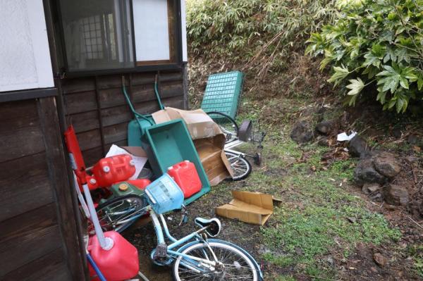 这是2月15日在日本福岛县二本松市拍摄的迟耒家门口倒地的自行车。新华社记者 杜潇逸 摄