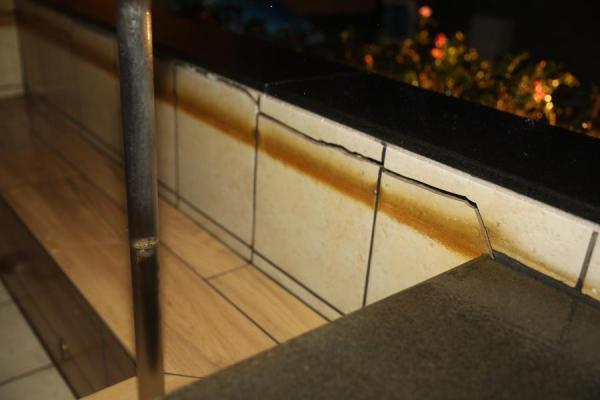 这是2月15日在日本福岛县相马郡拍摄的韩秋月的温泉酒店的天然温泉池，地震后池壁瓷砖开裂，天然温泉池暂停服务。新华社记者 杜潇逸 摄