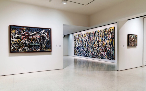 古根海姆博物馆“离开画架：杰克逊·波洛克的《壁画》”展厅现场，左起，波洛克作品《母狼（She-Wolf）》（1943年），《壁画》（1943年）和《无题》，大约在1949年。