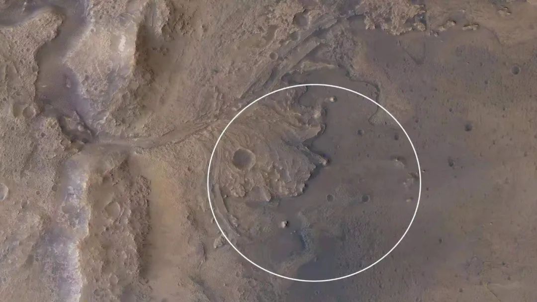“毅力号”降落的杰泽罗陨石坑是一处明显的三角洲冲积扇。数十亿年前，火星仍然温暖潮湿，这里曾是一片泽国。如果真的出现过火星生命，这里就是最有希望找到生命遗迹的地点之一。