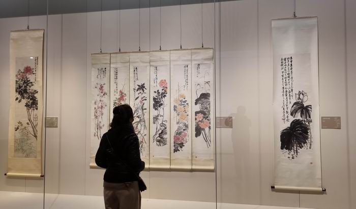展览现场的《花卉六条屏》，1899，浙江博物馆藏