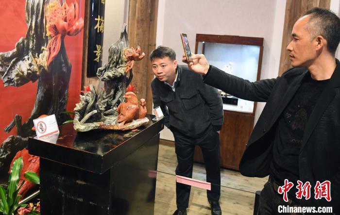 展出的中国工艺美术大师陈礼忠寿山石雕精品《鸳鸯怜碧水》，吸引观众眼球。　记者刘可耕 摄