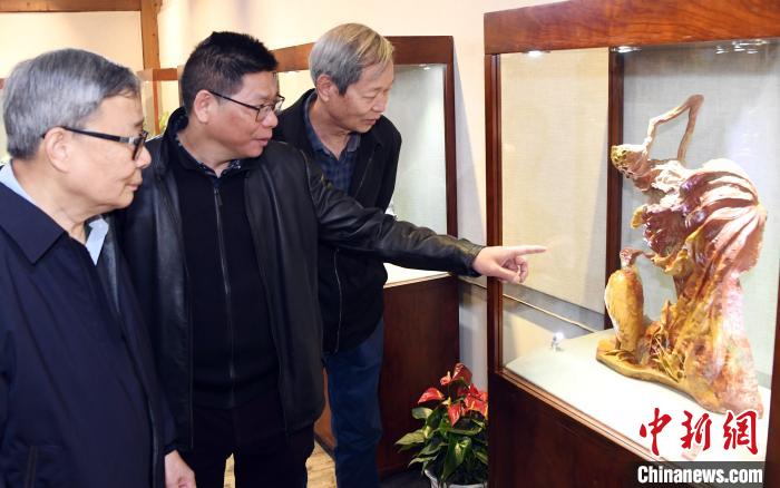 中国工艺美术大师王祖光(左一)、陈礼忠(左二)等共同观展。　记者刘可耕 摄