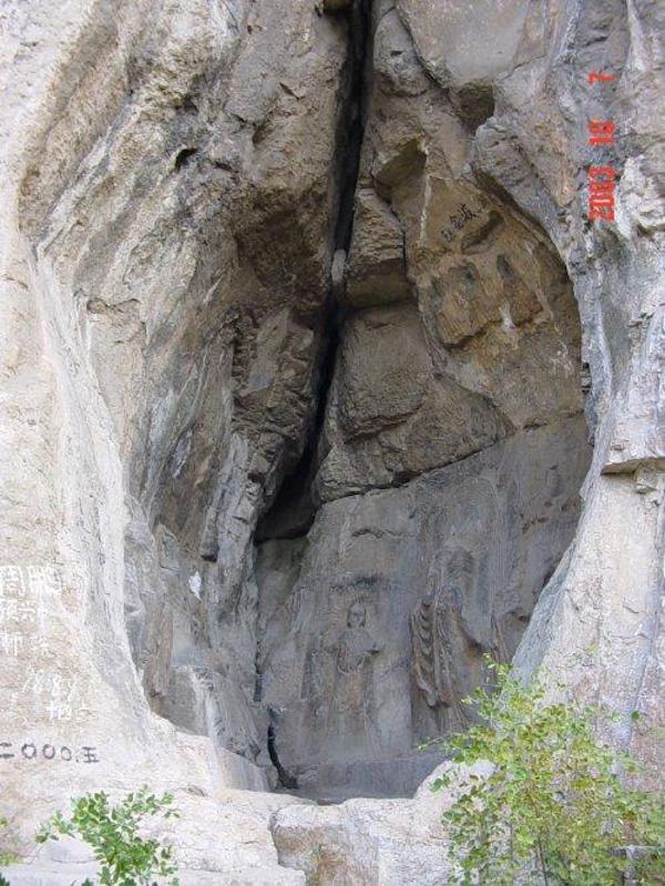 黄石崖 由天然山洞改造的石窟