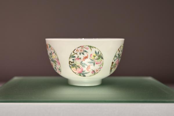 展览现场 清代雍正年制的粉彩褔寿双全团花纹碗。（达文堂藏品）
