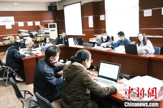 中国侨网主办方统计第二十一届“世界华人学生作文大赛”的稿件。（主办方供图）