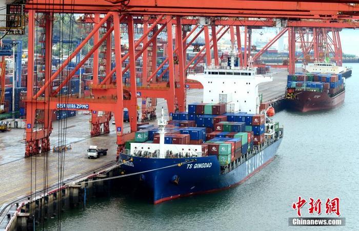 11月7日，中国海关总署公布的最新数据显示，10月中国货物贸易进出口额2.84万亿元人民币，同比增长4.6%。其中，出口同比增长7.6%，进口同比增长0.9%。资料图为厦门港海天集装箱码头。
<a target='_blank'  data-cke-saved-href='http://www.chinanews.com/' href='http://www.chinanews.com/'>中新社</a>记者 王东明 摄