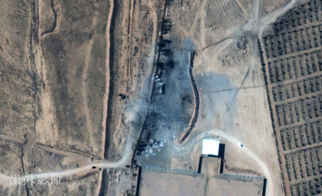 当地时间2021年2月26日，卫星图显示美军空袭叙利亚东部地区后，伊拉克叙利亚边境的房屋受损。  图片来源：澎湃影像