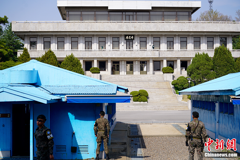 资料图：图为在韩方一侧自由之家，可看到对面朝方一侧的板门阁。中新社记者 吴旭 摄