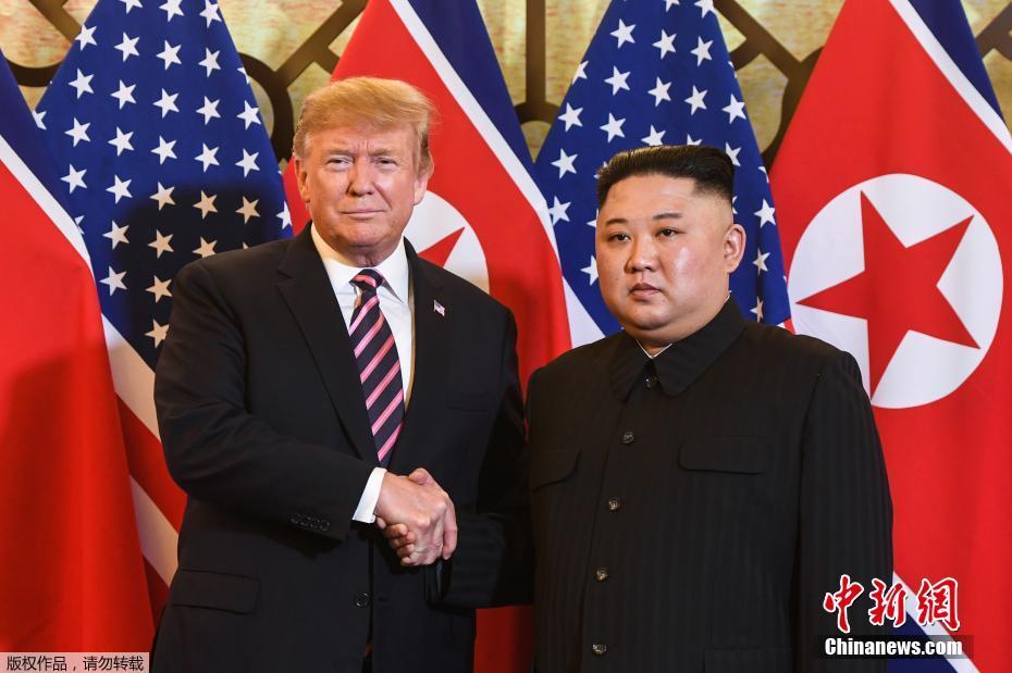 资料图：当地时间2019年2月27日，第二次朝美首脑会晤在越南河内索菲特传奇大都会酒店举行。图为朝鲜最高领导人金正恩与时任美国总统特朗普在会谈地点握手。
