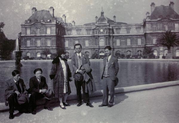 刘海粟、刘抗、张澄江等在卢森堡博物馆前合影，1929年。新加坡刘抗家庭供图