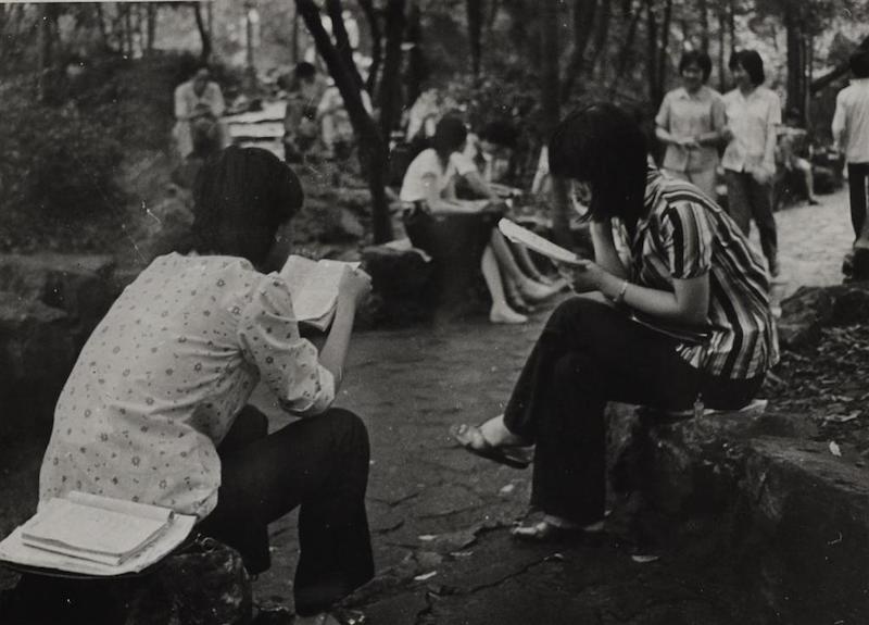 薛宝其《读书大热潮之复兴公园》，摄影，1985夏，中华艺术宫（上海美术馆）藏