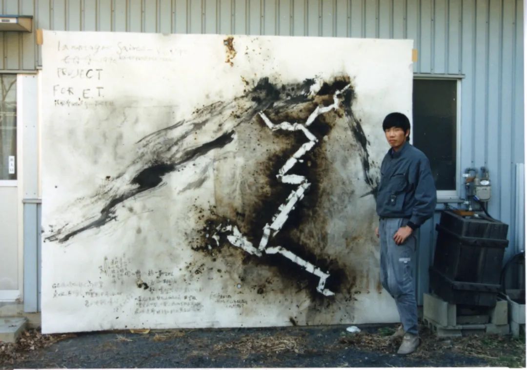 蔡国强与其作品《升龙：为外星人作的计划第二号》，日本，1989年 。鹰见明彦摄