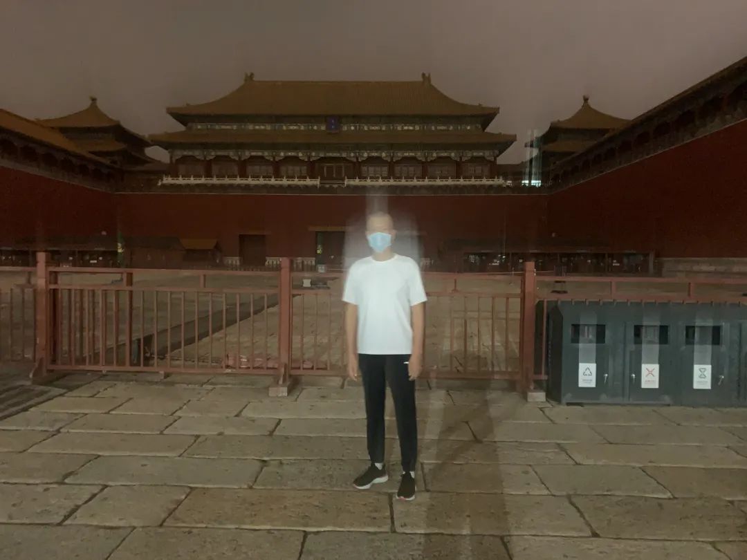 蔡国强于故宫博物院午门前，北京，2020年。蔡灿煌摄