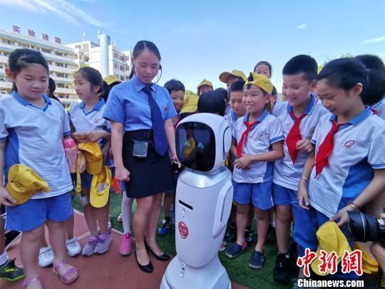 资料图：人工智能普法机器人走进小学开展普法宣传活动。　陈龙山 摄
