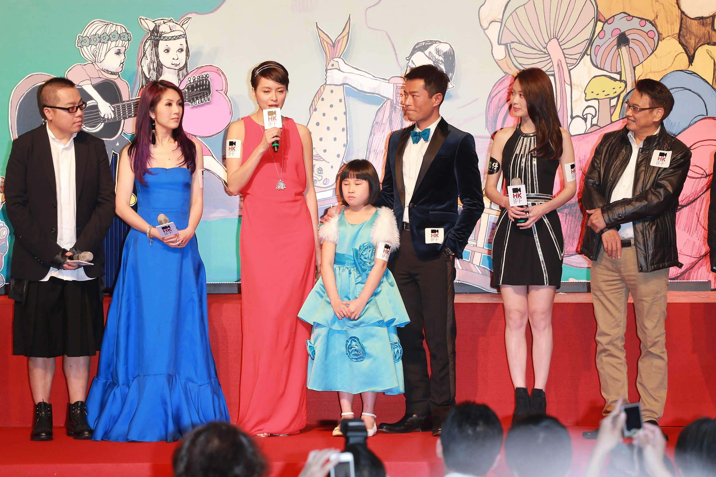 2014年3月24日，第38届香港国际电影节开幕礼红地毯。古天乐（右三）和吴孟达（右一）。《人间·小团圆》是该届电影节开幕影片。在香港片名之所以叫《香港仔》是因为片中最主要的场景均与位于香港的“香港仔”息息相关