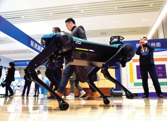 中国（青岛）生活机器人先锋汇上展出的机器人（2020年12月25日摄） 李紫恒摄 / 本刊