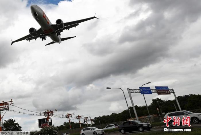 资料图：一架波音737 Max飞机准备在巴西阿雷格里港的Salgado Filho机场降落。