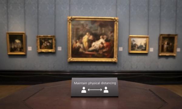 2020年7月，将重新开放的英国国家美术馆在座位上放置了“安全距离”的提示。
