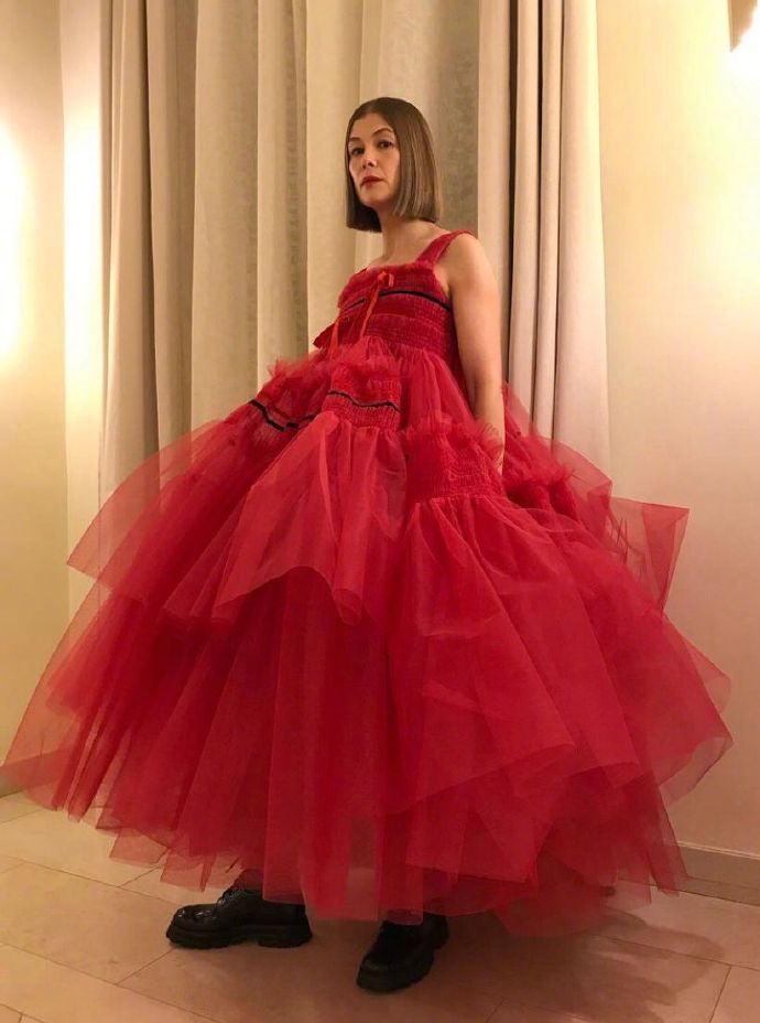 获得金球奖音乐/喜剧类最佳女主角的裴淳华（罗莎曼德·派克）身着礼服来了次“云红毯”