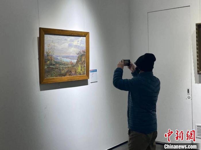 此次画展共展出俄罗斯画家画作107幅。　刘锡菊 摄