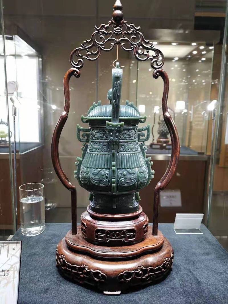 陆永福先生捐赠作品《青玉提梁卣》 图源：上海工艺美术博物馆