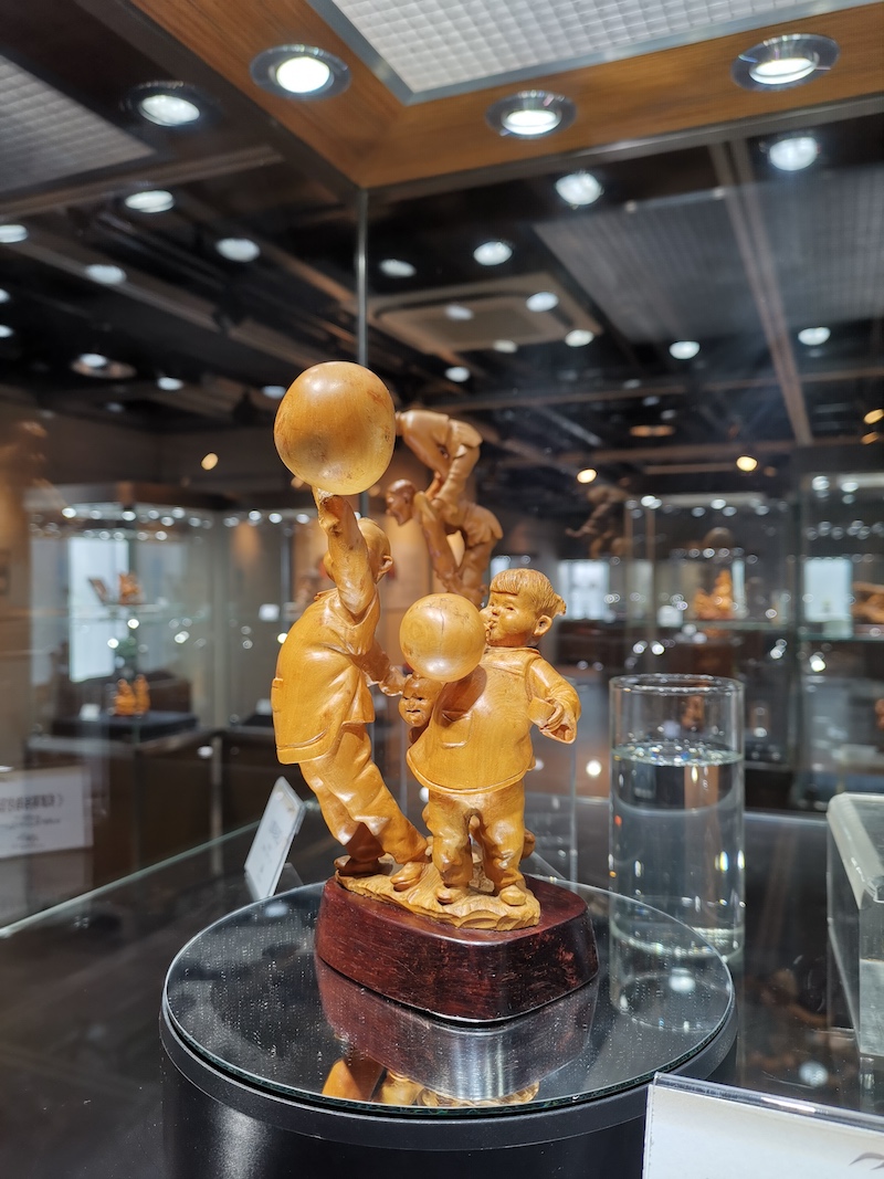 徐宝庆黄杨木雕《吹洋泡泡》图源：上海工艺美术博物馆