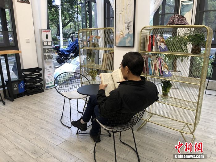 温州市民在位于九山公园的劳动者爱心驿站休息、看书。