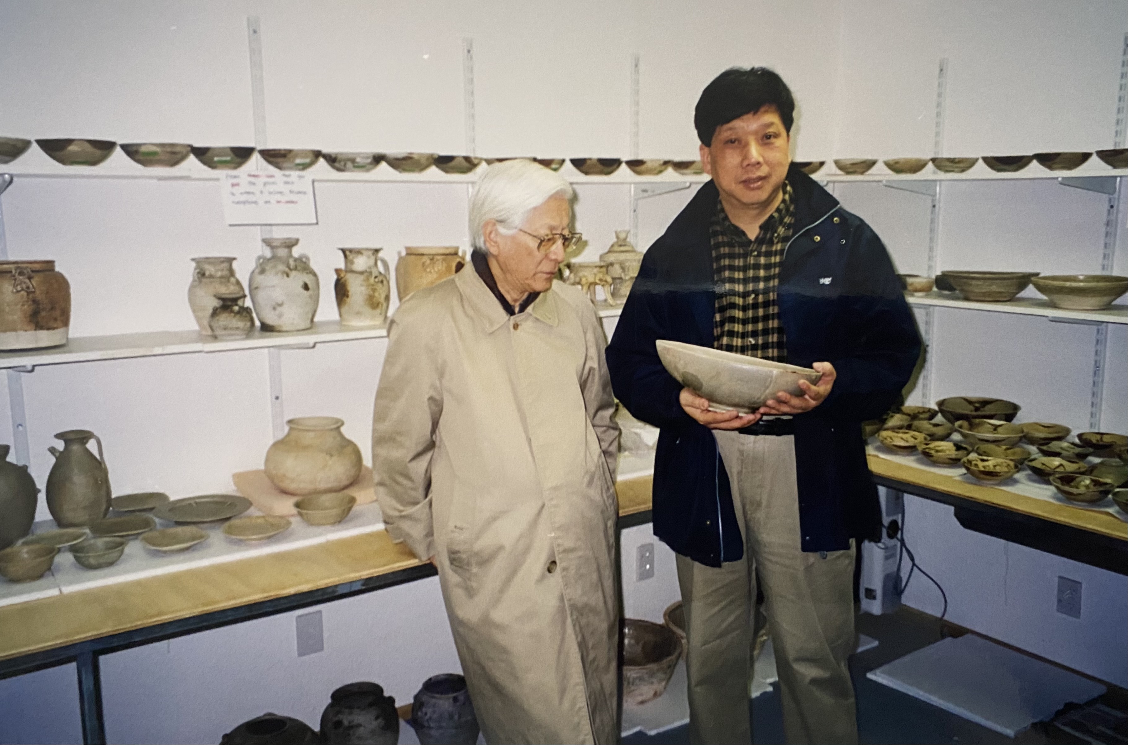 2002年4月陈克伦与汪庆正先生（左）一起在新西兰考察黑石号沉船文物