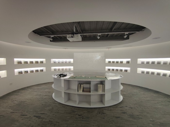 “艺术之桥空间”内与书结合的小展厅，朱赢椿、徐冰等书籍和隈器餐具是如今的陈列，未来将随着主题变化陈设。