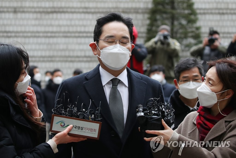 2021年1月18日，三星电子副会长李在镕前往首尔高等法院，就涉嫌高额贿赂案参加量刑听证会。