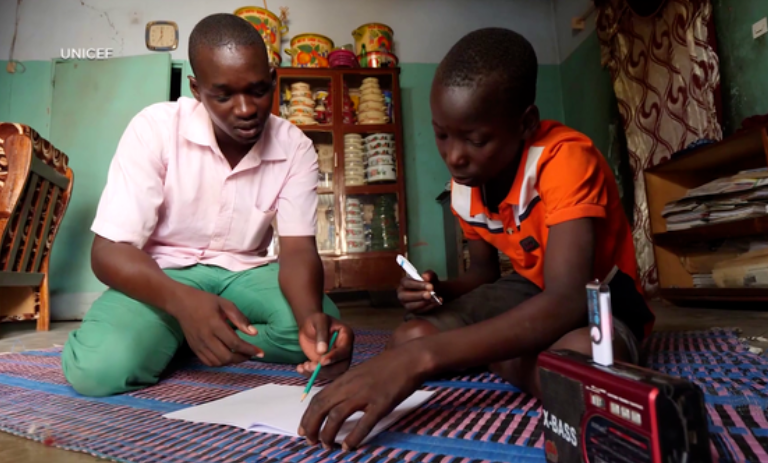 布基纳法索的两名男孩在使用录音机学习。图片来源：联合国儿童基金会 