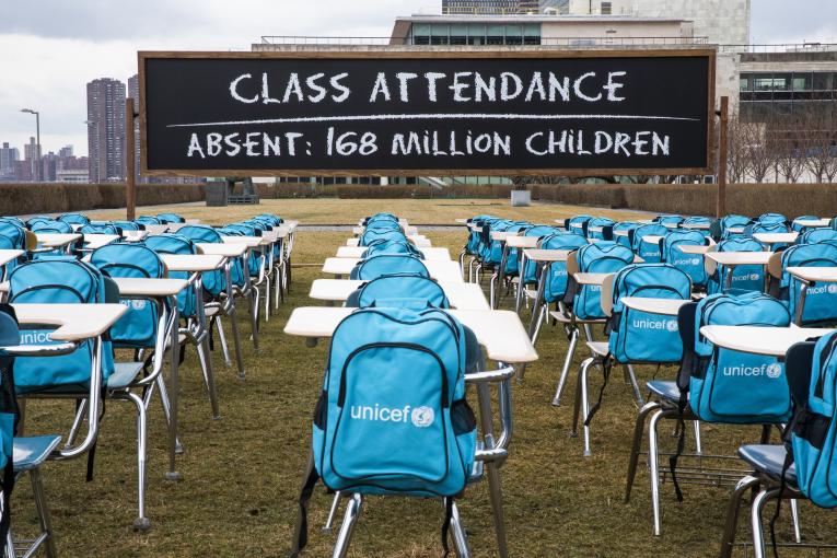 当地时间3月2日，美国纽约联合国总部外，联合国儿童基金会设置了一个“流行病课堂”。其中，每个座位代表100万儿童，这些儿童所在国家的学校已完全关闭近一年。图片来源：联合国儿童基金会 