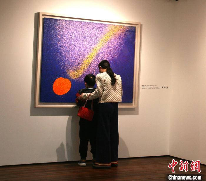 展览吸引了各年龄阶段的艺术爱好者前来观赏 李妮 摄
