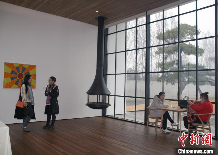 松美术馆作为新网红打卡地，每个展览都强调艺术的对话性，图为展览一角。　李妮 摄