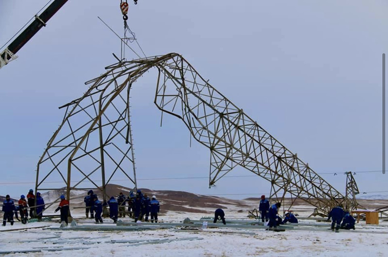 特大沙尘暴导致蒙古国西部地区电线杆倒塌造成大面积停电事故。  图片来源于网络 