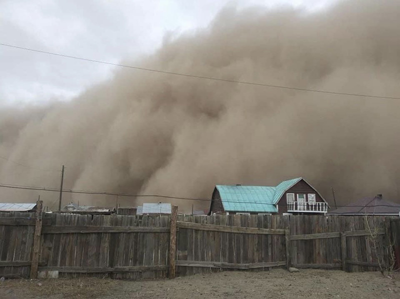 蒙古国遭遇特大沙尘暴天气。  图片来源：蒙古国自然环境与旅游部官网 