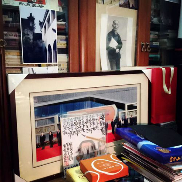贺友直辞世当日，其工作室的留影与谢春彦所绘贺友直背影像。