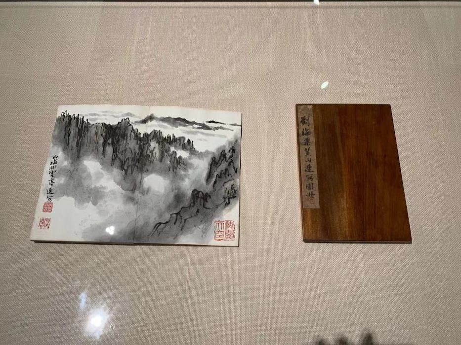 上海刘海粟美术馆展览现场《刘海粟黄山速写册》，1954