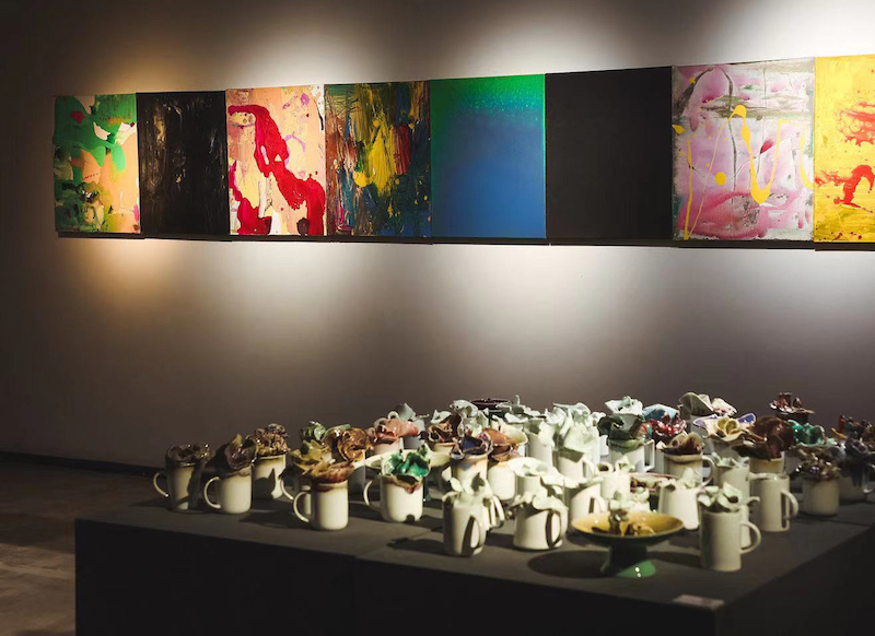 展览现场“诗瓷”系列《慈悲颂》和抽象画组合