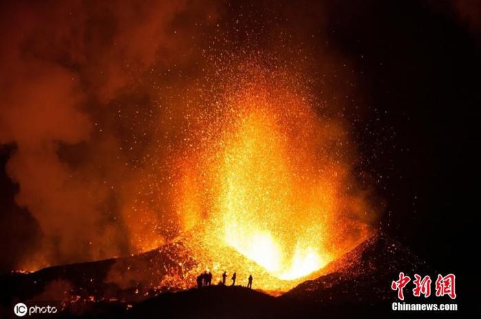 图为比利时摄影师@oliviervandeginste拍摄的冰岛火山喷发。图片来源：ICphoto