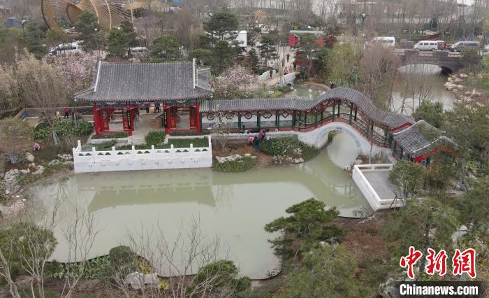 北京园以同月共济为设计主题，将老北京的天棚、鱼缸、遛鸟等老北京的幸福生活和文化元素以园艺的形式呈现给游客。　孟德龙 摄