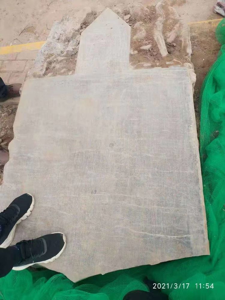 西安市枣园北路一处工地挖出的柳公权书写的石碑（局部）
