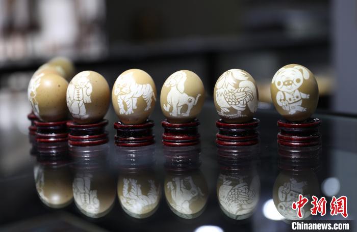 宋福善制作的十二生肖蛋雕。　于晶 摄