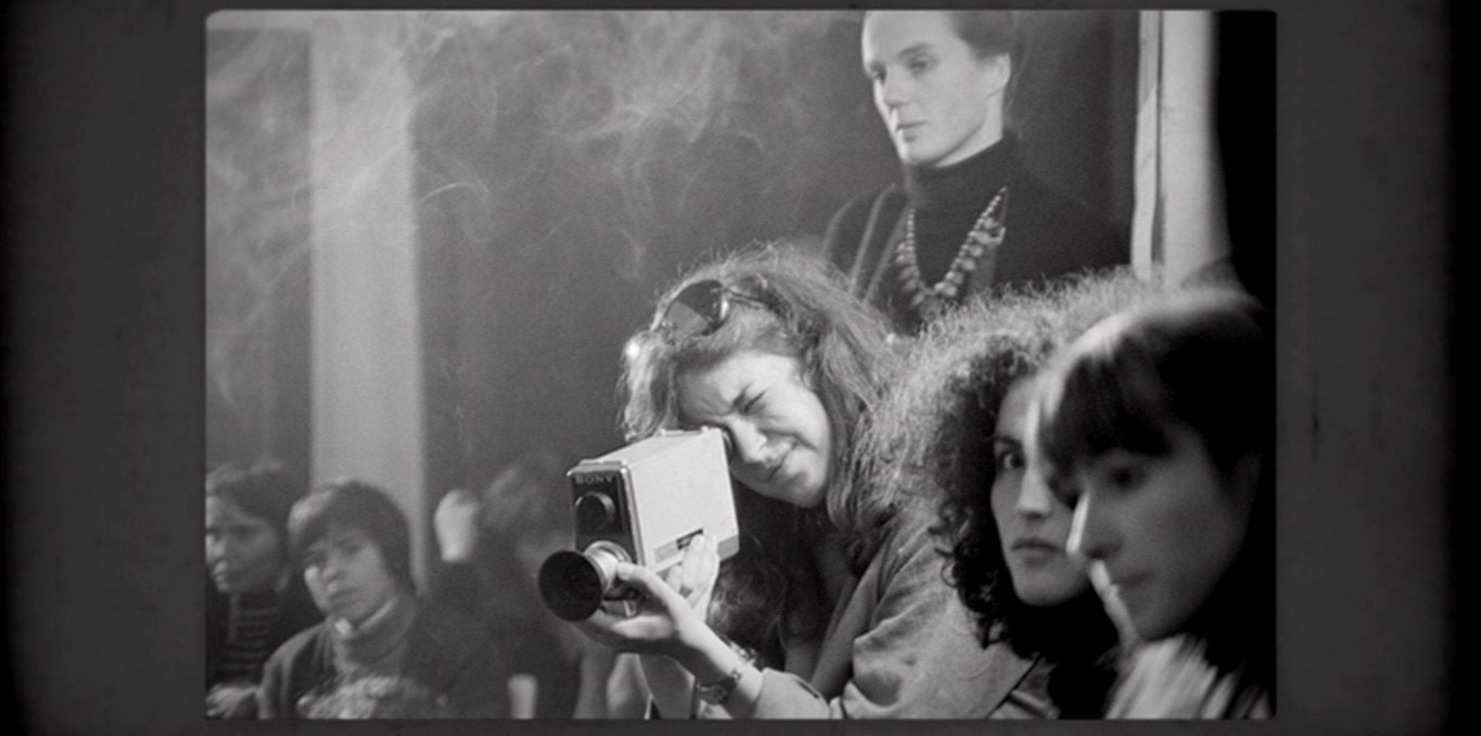 《卡罗尔·卢索普洛斯，扛摄像机的女人》剧照